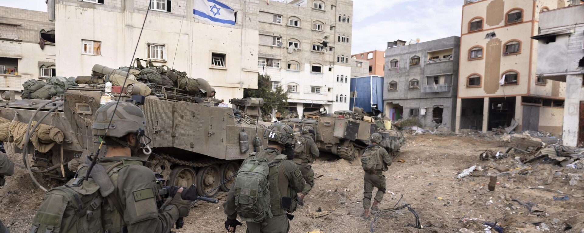 Israeli soldiers walk in Gaza City's Shijaiyah neighborhood on Dec. 8, 2023, as part of an operation to round up hundreds of Palestinians across the northern Gaza Strip and truck some to an undisclosed location. - Sputnik International, 1920, 29.12.2024