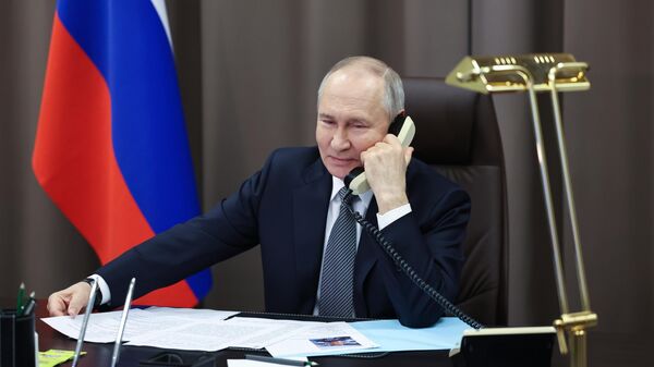 Russian President Vladimir Putin speaks on the phone. - Sputnik International