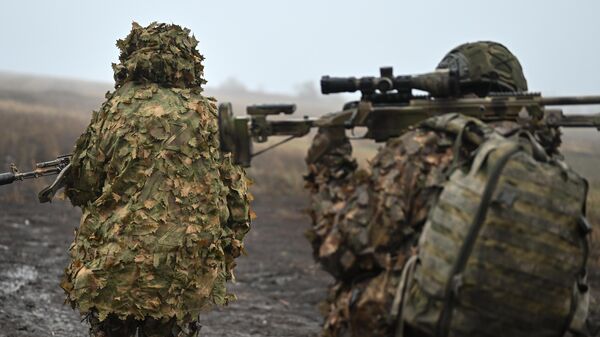 Russian snipers of the special-purpose unit of the Battlegroup Tsentr move to a position  - Sputnik International