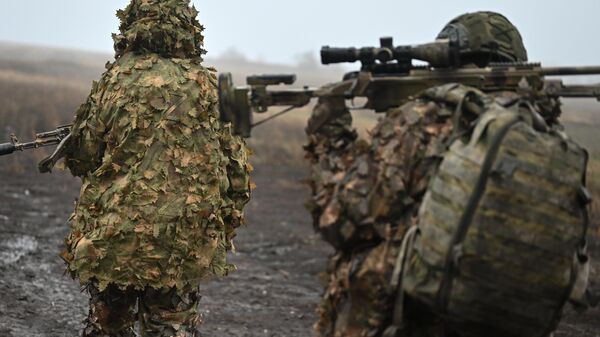 Russian snipers of the special-purpose unit of the Battlegroup Tsentr move to a position  - Sputnik International