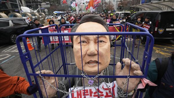 Protesters carry a caricature of impeached South Korean President Yoon Suk Yeol during a rally demanding his arrest in Seoul, South Korea, Saturday, Dec. 21, 2024 - Sputnik International