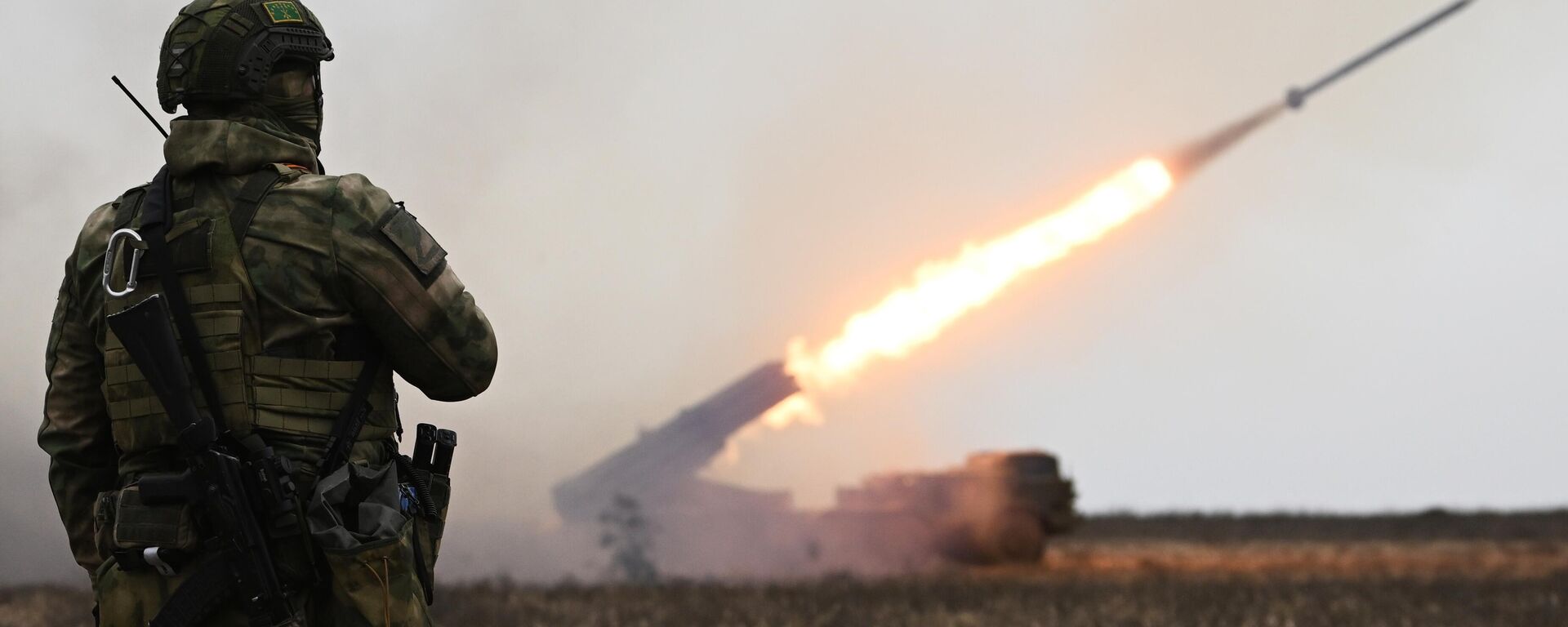 Russian servicemen fire a BM-27 Uragan (Hurricane) multiple rocket launcher towards Ukrainian positions - Sputnik International, 1920, 06.01.2025