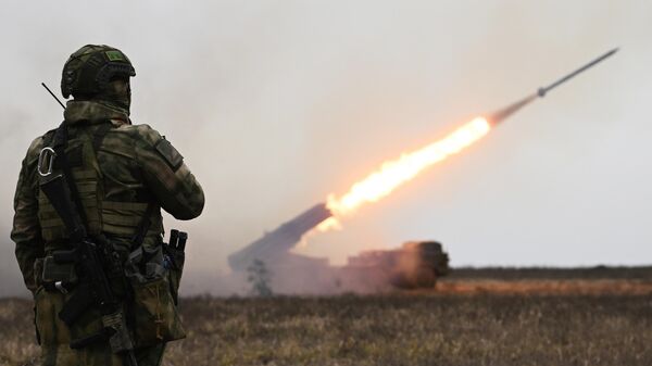 Russian servicemen fire a BM-27 Uragan (Hurricane) multiple rocket launcher towards Ukrainian positions - Sputnik International