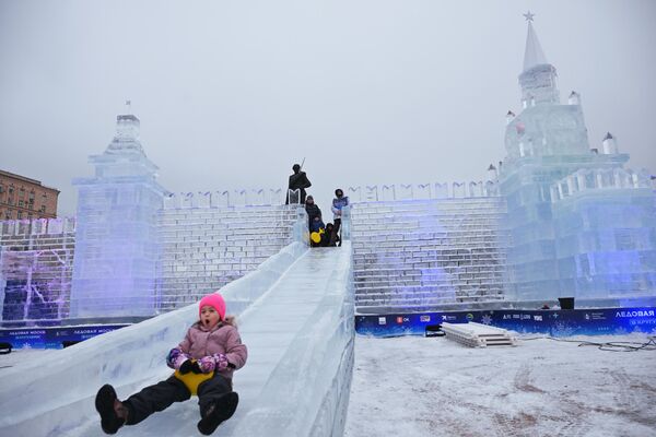 Families can enjoy an exhilarating ride down the ice wall from the Kremlin. - Sputnik International