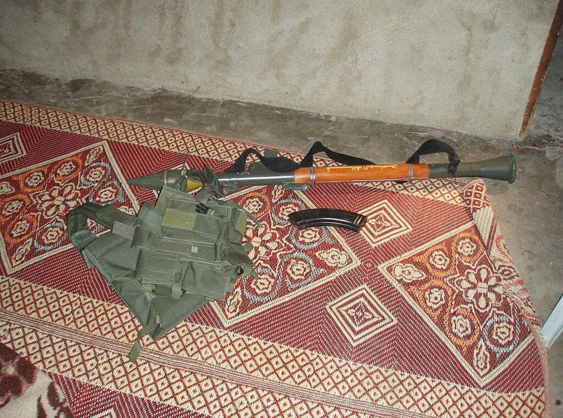 Yasin RPG and tactical vest found by Israeli troops in Gaza in 2006. The Yasin has seen numerous modifications and upgrades since its introduction in 2004. - Sputnik International, 1920, 01.01.2025