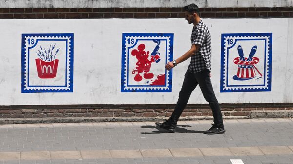 Murals depicting a new spin on famous American cultural landmarks at the former US Embassy compound in Tehran, Iran. File photo. - Sputnik International