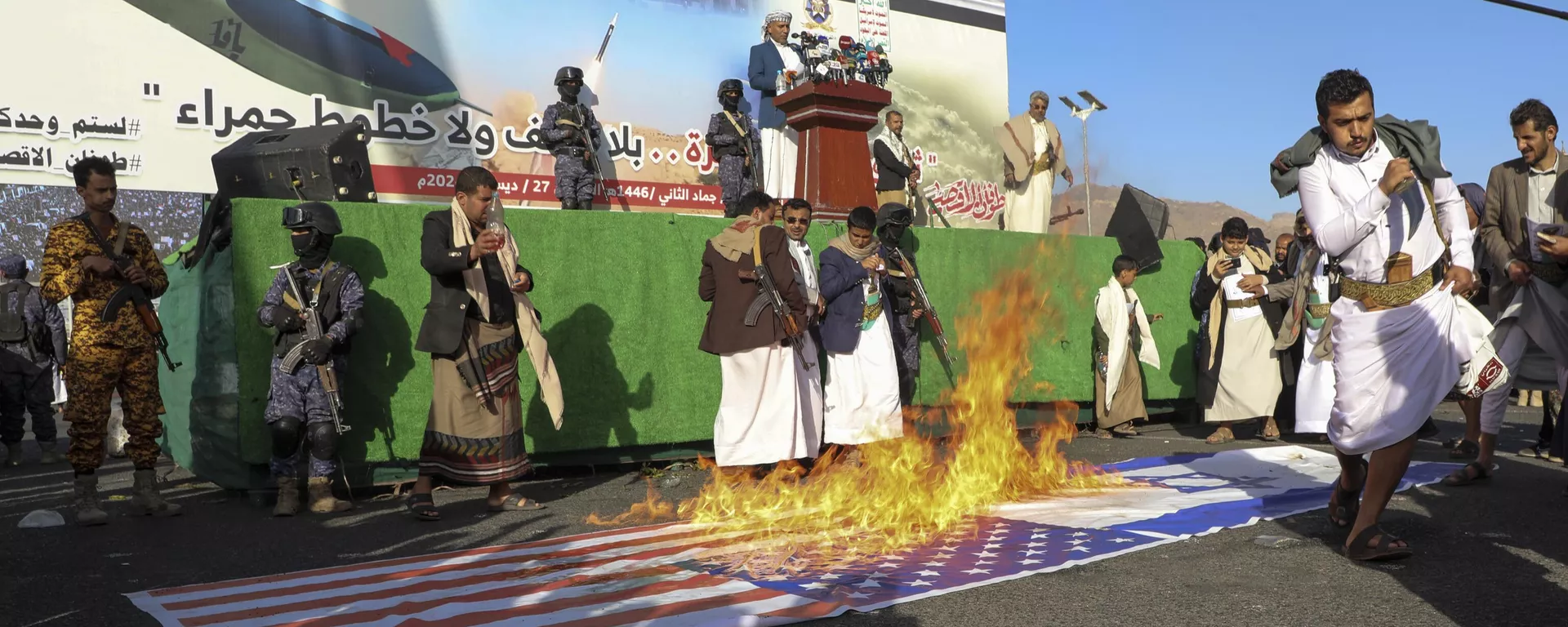 Houthi supporters burn Israeli and American flags during an anti-Israel rally in Sanaa, Yemen, Friday, Dec. 27, 2024. - Sputnik International, 1920, 03.01.2025