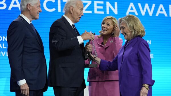 President Joe Biden and first lady Jill Biden talk after he was presented with the Global Citizen Award by former President Bill Clinton and former Secretary of State Hillary Clinton at the Clinton Global Initiative Monday, Sept. 23, 2024, in New York.  - Sputnik International