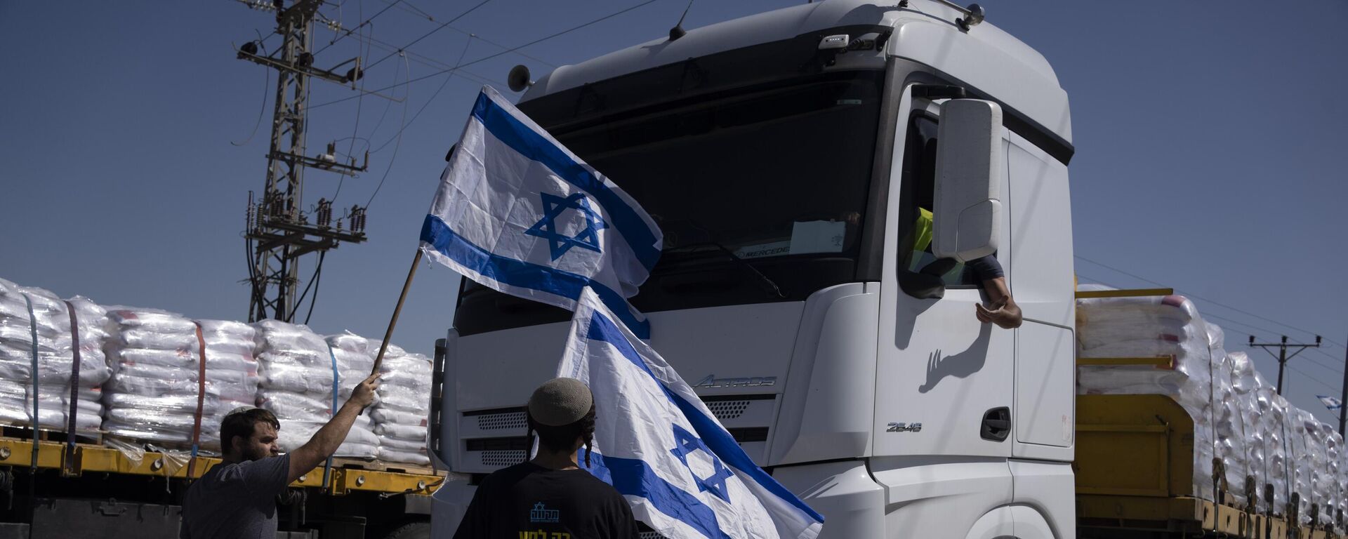 Activists stand in front of trucks carrying humanitarian aid as they try to stop them from entering the Gaza Strip in an area near the Kerem Shalom border crossing, southern Israel, Thursday, May 9, 2024.  - Sputnik International, 1920, 05.01.2025