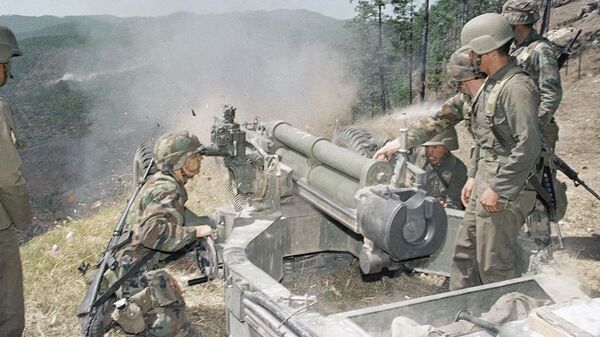 US and Honduras troops work together while firing 105mm Howitzers during training exercises at Zambrano Artillery Range in Honduras, on Wednesday, March 24, 1988.  - Sputnik International