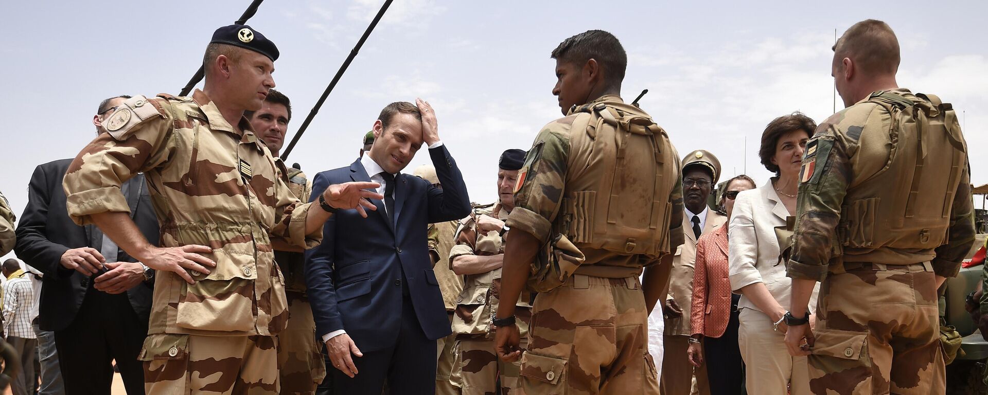 French President Emmanuel Macron, center left, visits soldiers of Operation Barkhane, France's largest overseas military operation, in Gao, Northern Mali on May 19, 2017. - Sputnik International, 1920, 07.01.2025