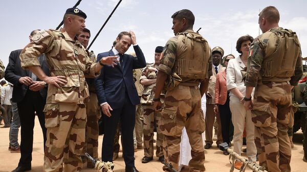 French President Emmanuel Macron, center left, visits soldiers of Operation Barkhane, France's largest overseas military operation, in Gao, Northern Mali on May 19, 2017. - Sputnik International