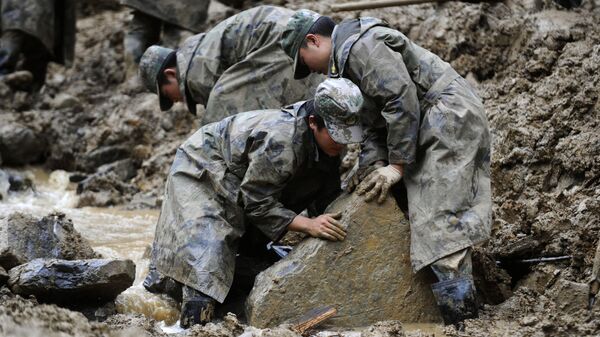 Rescuers work at the site of a landslide in Zhenhe Village - Sputnik International