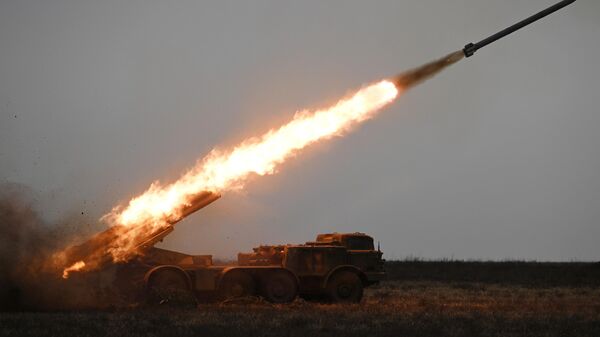 Russian servicemen fire a BM-27 Uragan (Hurricane) multiple rocket launcher towards Ukrainian positions - Sputnik International