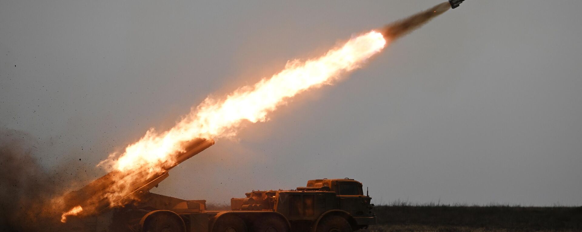 Russian servicemen fire a BM-27 Uragan (Hurricane) multiple rocket launcher towards Ukrainian positions - Sputnik International, 1920, 08.01.2025