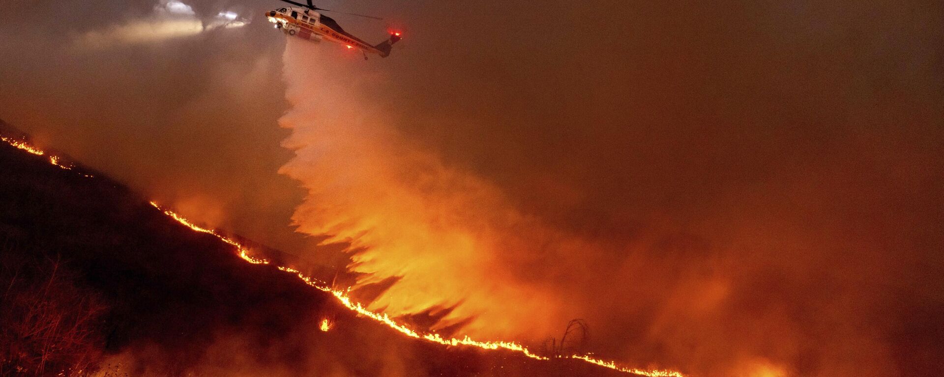 Water is dropped by helicopter on the Kenneth Fire - Sputnik International, 1920, 10.01.2025