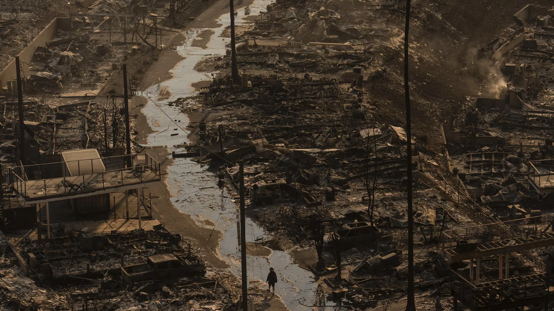 A person walks amid the destruction left behind by the Palisades Fire in the Pacific Palisades neighborhood of Los Angeles, Thursday, Jan. 9, 2025.  - Sputnik International, 1920, 10.01.2025