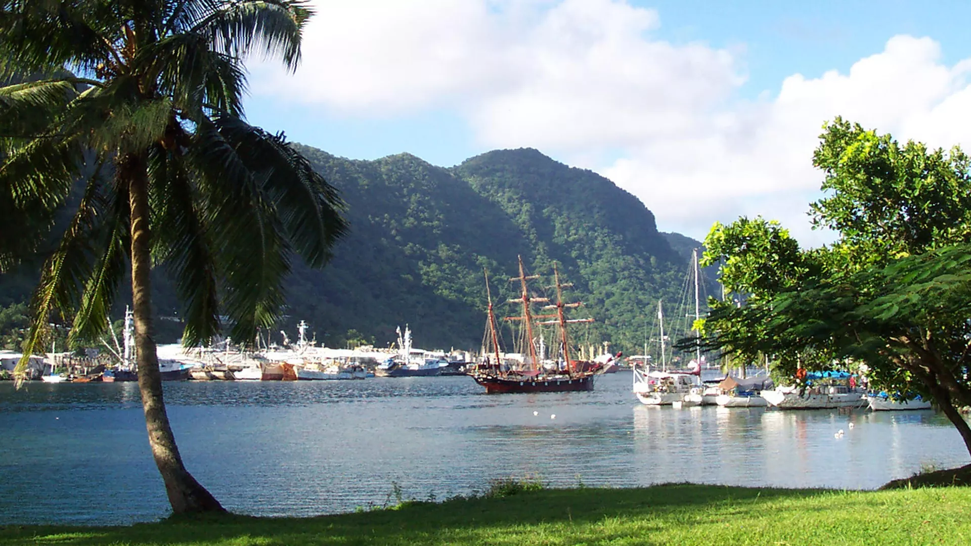 A sailing ship is seen in the harbor at Pago Pago, American Samoa, in July 2002.  - Sputnik International, 1920, 12.01.2025