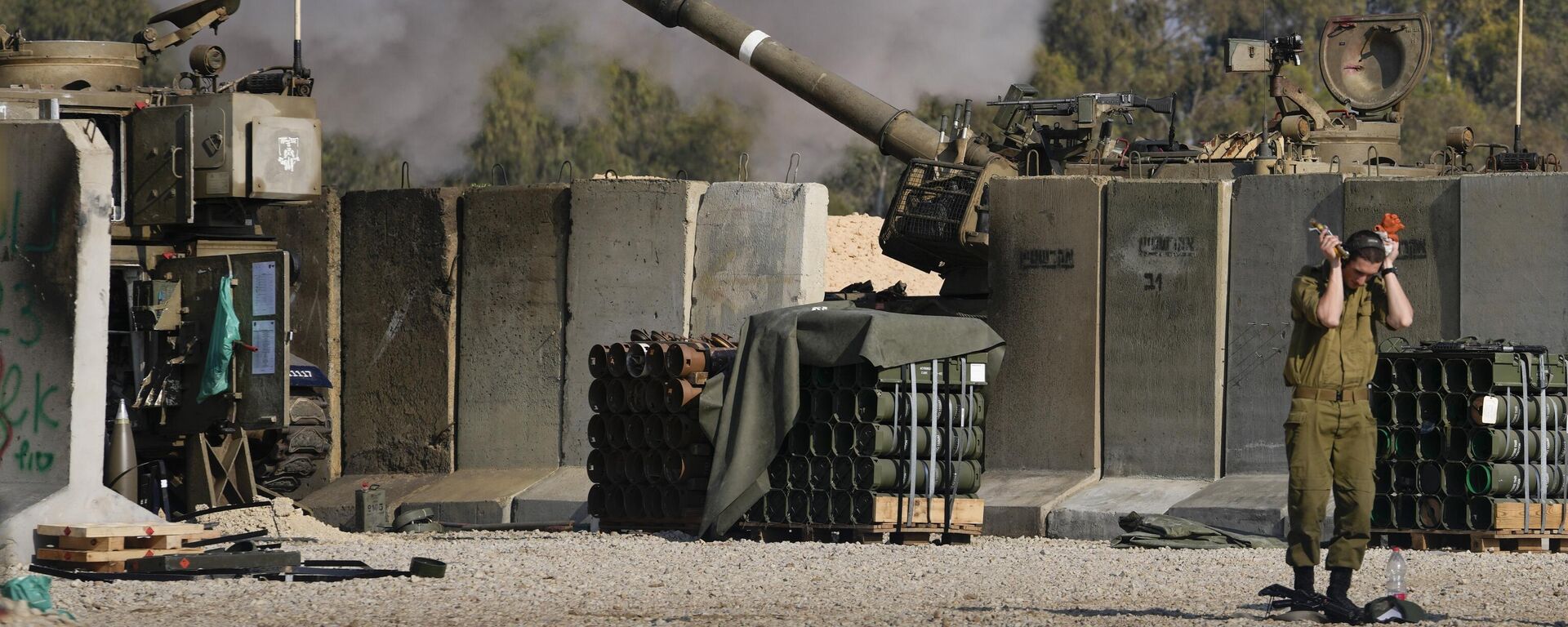 An Israeli soldier covers his ears as an artillery gunner fires into the Gaza Strip from a position in southern Israel, Thursday, Jan. 2, 2025. - Sputnik International, 1920, 13.01.2025