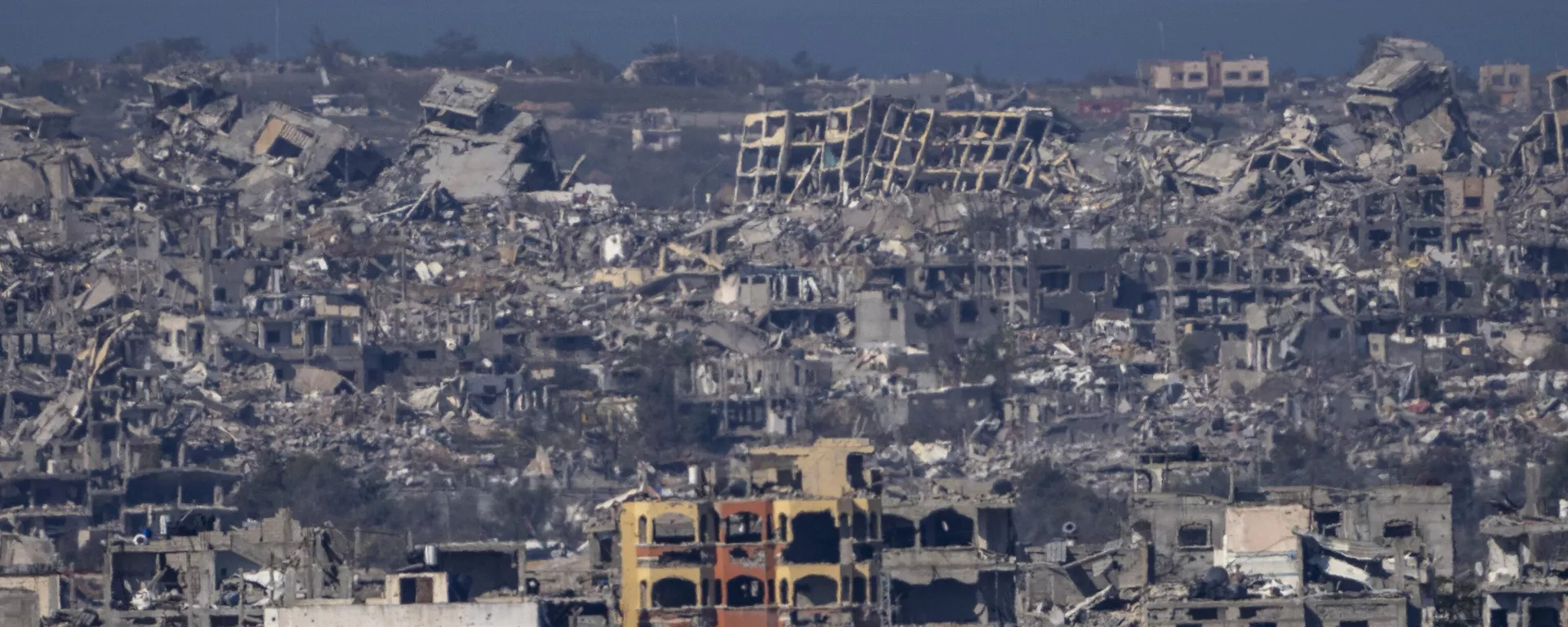 Destroyed buildings stand inside the Gaza Strip, as seen from southern Israel, Tuesday, Jan. 7, 2025.  - Sputnik International, 1920, 26.01.2025