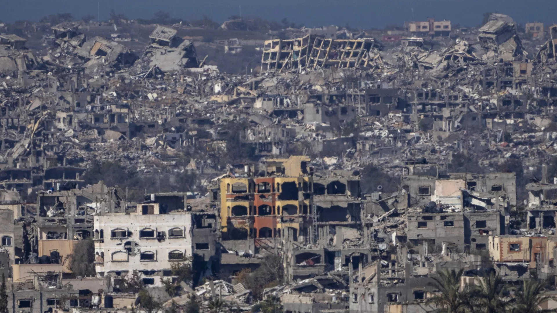 Destroyed buildings stand inside the Gaza Strip, as seen from southern Israel, Tuesday, Jan. 7, 2025.  - Sputnik International, 1920, 26.01.2025