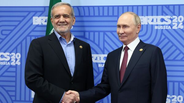 Russian President Vladimir Putin and Iranian President Massoud Pezeshkian - Sputnik International
