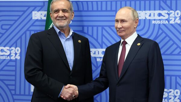 Russian President Vladimir Putin and Iranian President Massoud Pezeshkian - Sputnik International