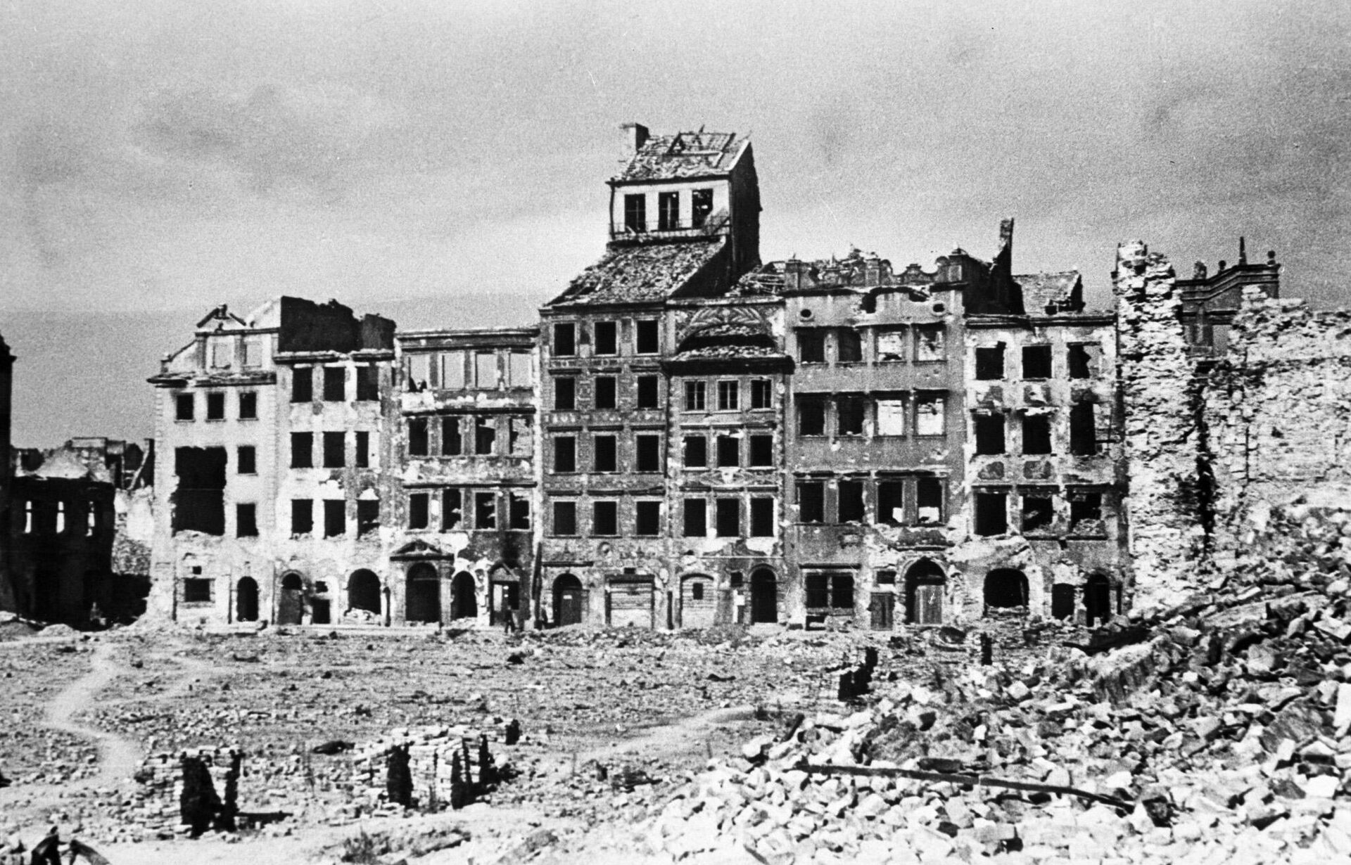 The Great Patriotic War 1941-1945. Liberation of Warsaw from the Nazi occupiers by Soviet troops of the 1st Belorussian Front and the 1st Army of the Polish Army. The capital of Poland, Warsaw, was virtually completely destroyed by the Nazis.
A view of destroyed buildings on one of the streets of Warsaw after its liberation.
 - Sputnik International, 1920, 17.01.2025