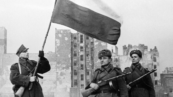 The Great Patriotic War 1941-1945. Soldiers of the Polish Army (on the left ) and the Red Army (right) raise the national flag of Poland over liberated Warsaw. - Sputnik International