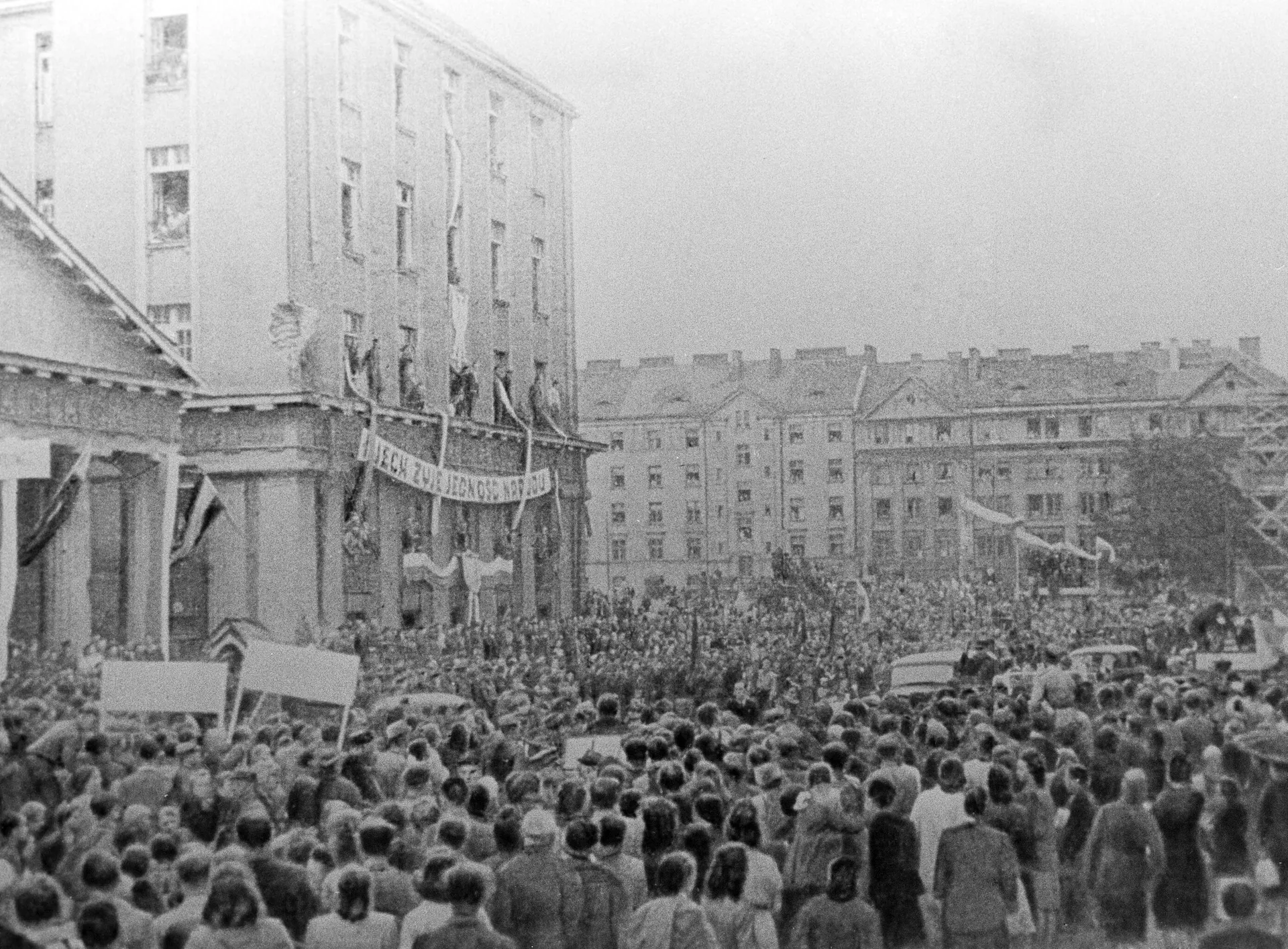 The Great Patriotic War 1941-1945. Liberation of Poland from Nazi troops. Demonstration of the population of Warsaw on Theatre Square on Victory Day, May 9, 1945. - Sputnik International, 1920, 17.01.2025