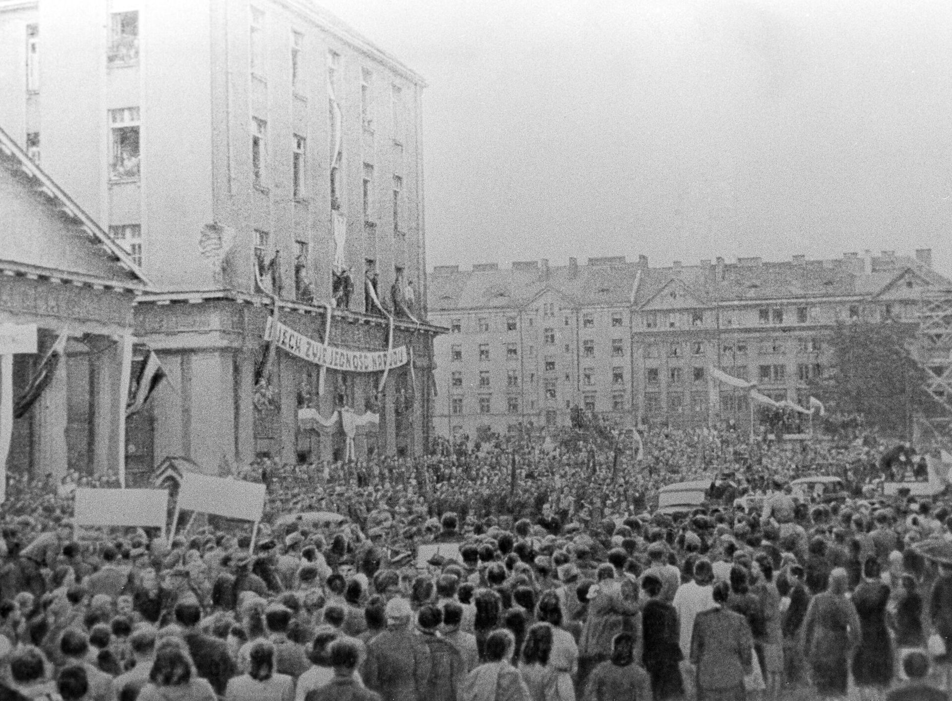 The Great Patriotic War 1941-1945. Liberation of Poland from Nazi troops. Demonstration of the population of Warsaw on Theatre Square on Victory Day, May 9, 1945. - Sputnik International, 1920, 17.01.2025