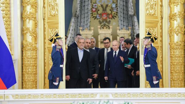 Russian President Vladimir Putin and Iranian President Masoud Pezeshkian during a meeting in Moscow. - Sputnik International