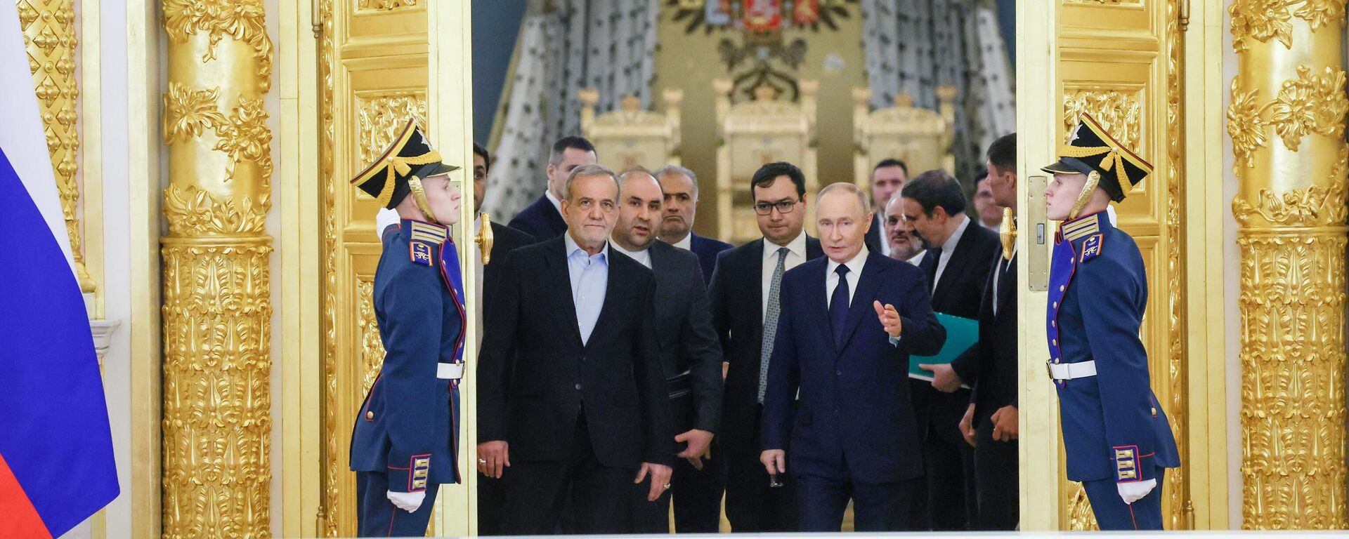 Russian President Vladimir Putin and Iranian President Masoud Pezeshkian during a meeting in Moscow. - Sputnik International, 1920, 17.12.2025