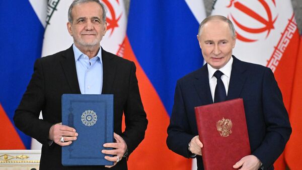 Russian President Vladimir Putin and Iranian President Masoud Pezeshkian - Sputnik International