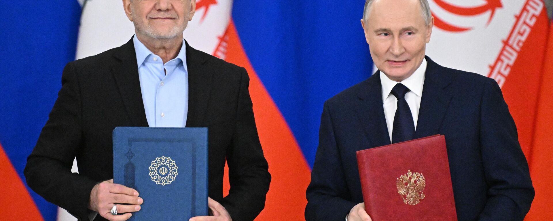 Russian President Vladimir Putin and Iranian President Masoud Pezeshkian - Sputnik International, 1920, 17.01.2025