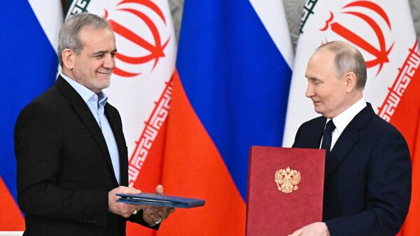 Russian President Vladimir Putin and Iranian President Masoud Pezeshkian during the signing of the agreement  - Sputnik International