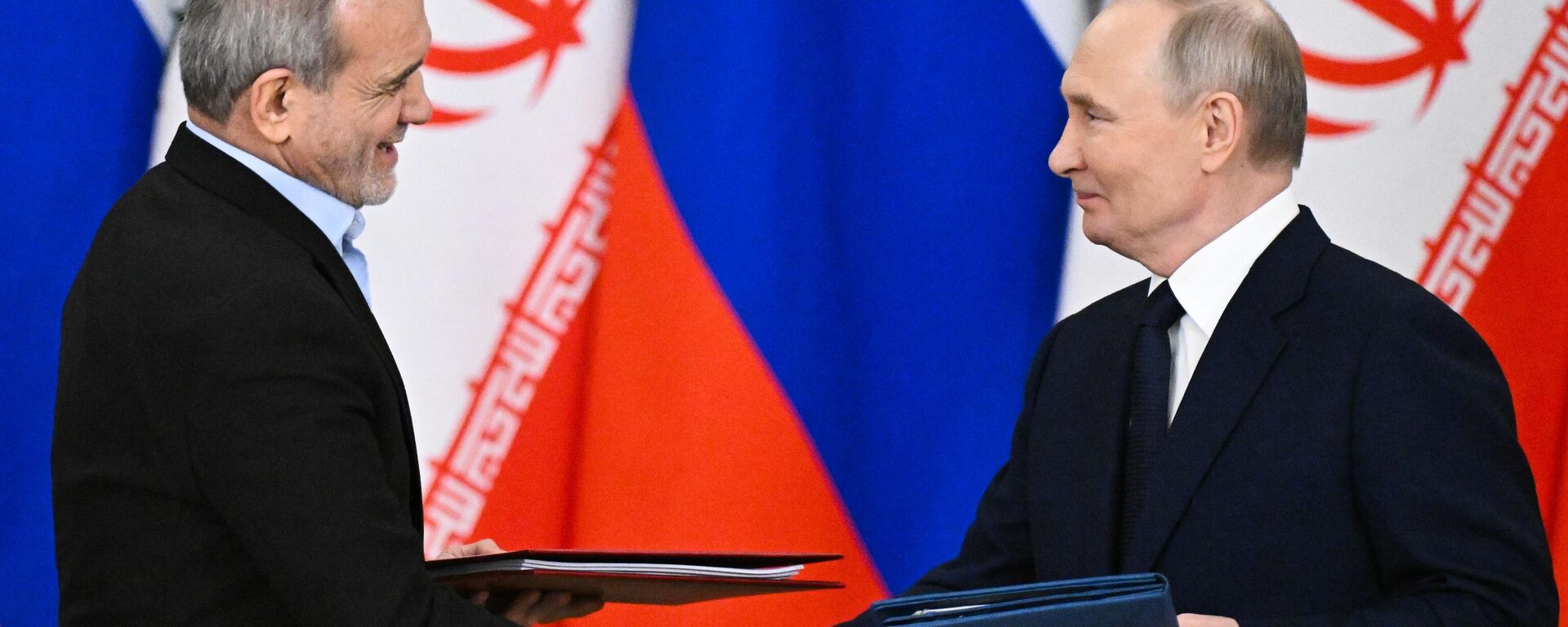 Presidents Putin and Pezeshkian exchange signed copies of the new Russia-Iran Comprehensive Strategic Partnership Agreement in the Moscow Kremin. January 17, 2025. - Sputnik International, 1920, 17.10.2025