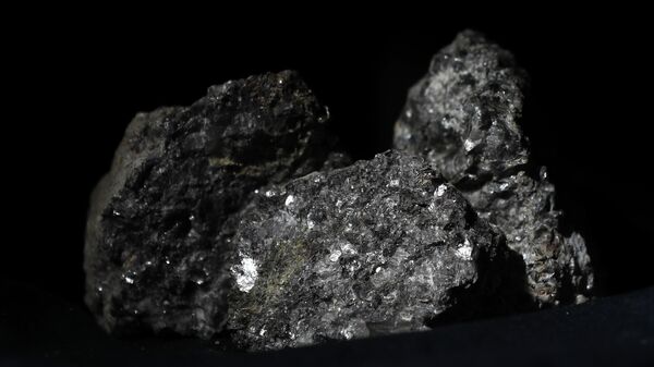  Pieces of lithium sparkle in an ore sample. - Sputnik International