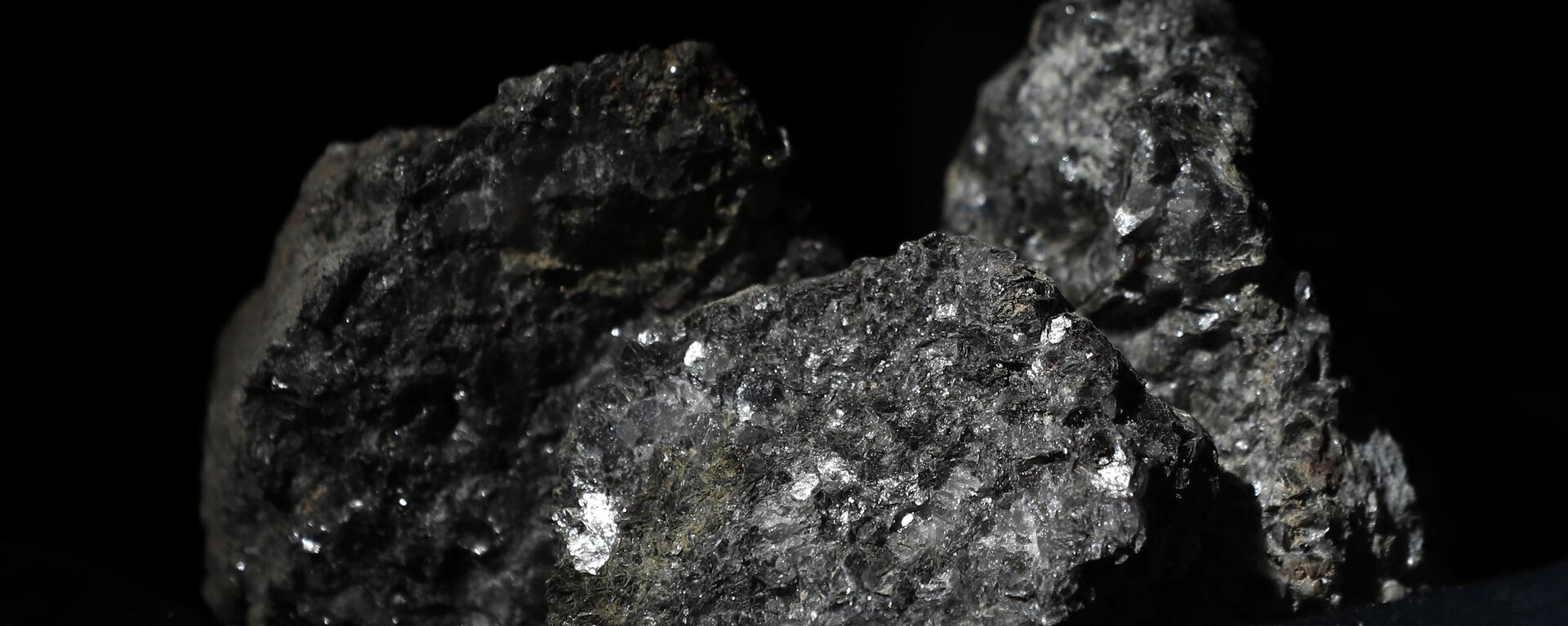  Pieces of lithium sparkle in an ore sample. - Sputnik International, 1920, 18.01.2025