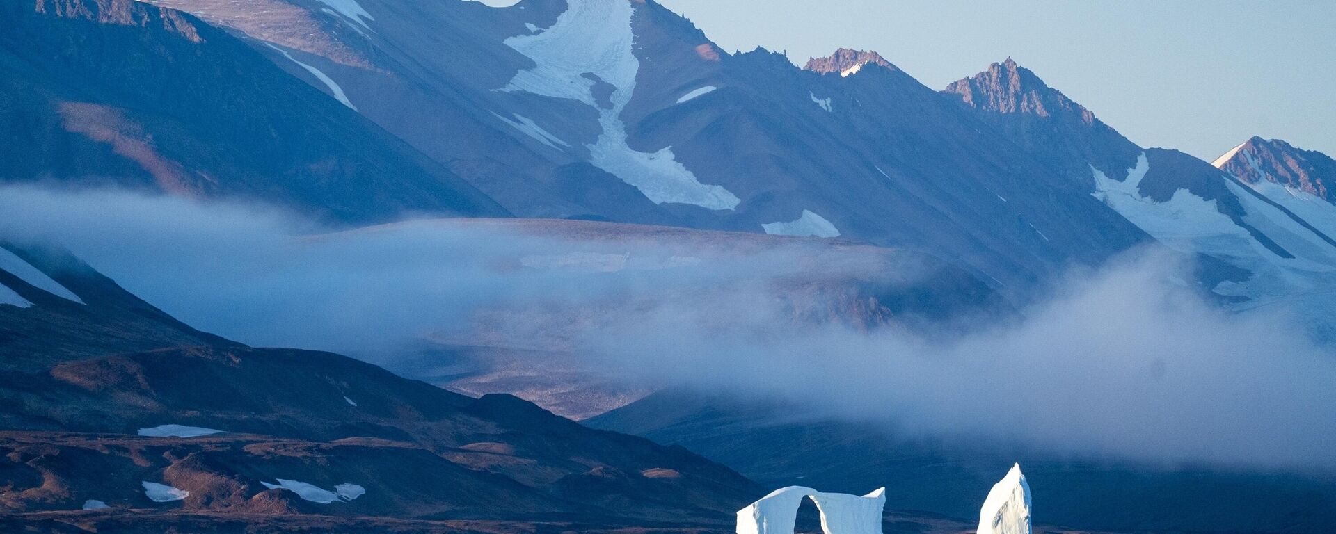 An iceberg floats in the Scoresby Sund, on Sept. 12, 2023, in Greenland.  - Sputnik International, 1920, 25.01.2025