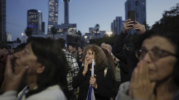 Relatives and friends of people killed and abducted by Hamas and taken into Gaza, react to the news of the hostages' release, as they gather in Tel Aviv, Israel on Sunday, Jan. 19, 2025.  - Sputnik International