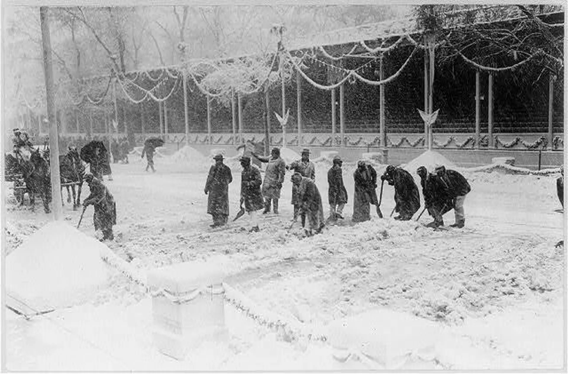 Workmen in Washington clear snow in front of the White House reviewing stand on Inauguration Day, March 4, 1909. - Sputnik International, 1920, 19.01.2025