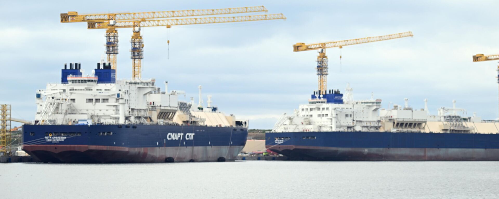 Icebreaking LNG tanker Pyotr Stolypin is seen moored to the pier of the Zvezda shipbuilding complex in Primorsky Krai region, Russia. - Sputnik International, 1920, 20.01.2025