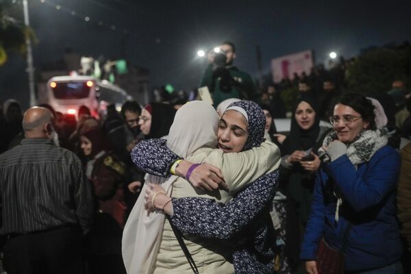 A female Palestinian prisoner, center left, meets her relatives after being released from captivity. - Sputnik International