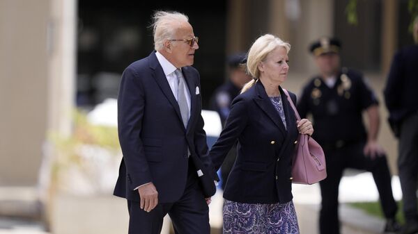 James Biden, President Joe Biden's brother and uncle to Hunter Biden, left, and Sara Biden arrive at federal court, June 7, 2024, in Wilmington, Del.  - Sputnik International