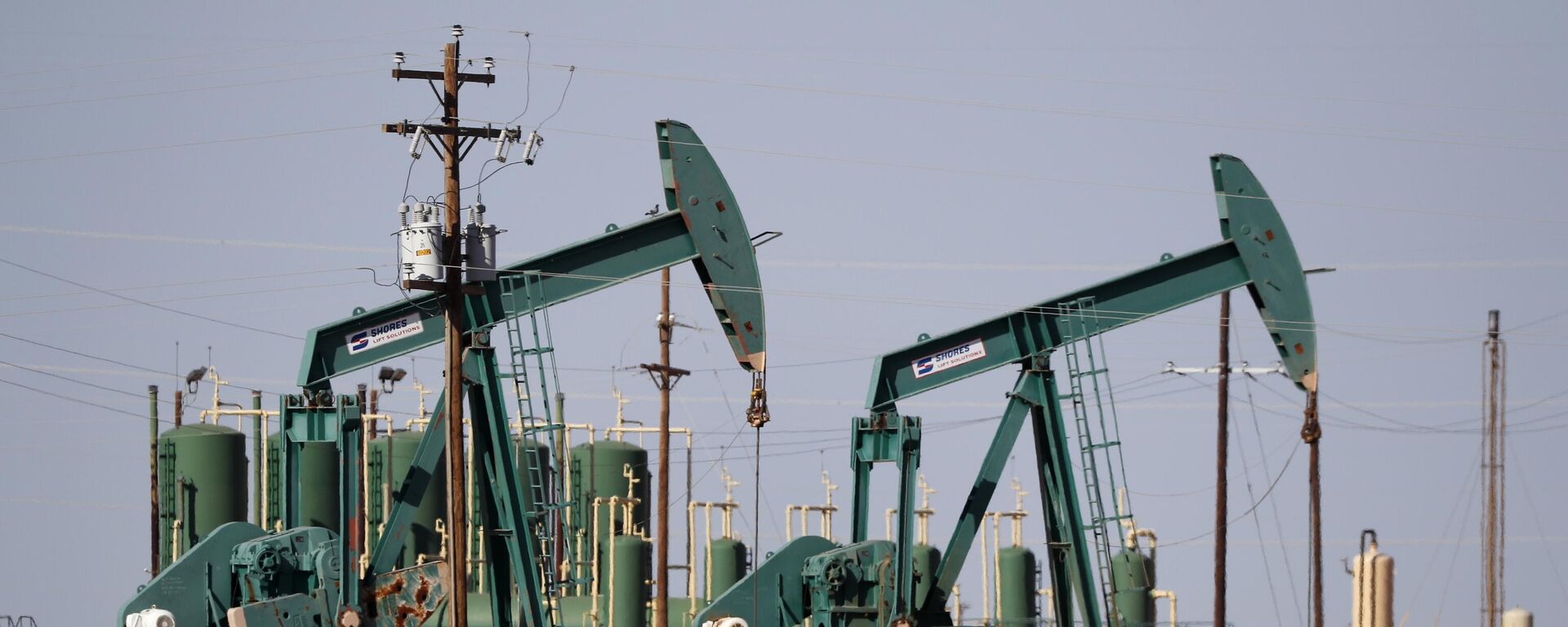 In this Wednesday, July 29, 2020 file photo, a view of a pump jack operateing in an oil field in Midland, Texas.  - Sputnik International, 1920, 17.04.2026