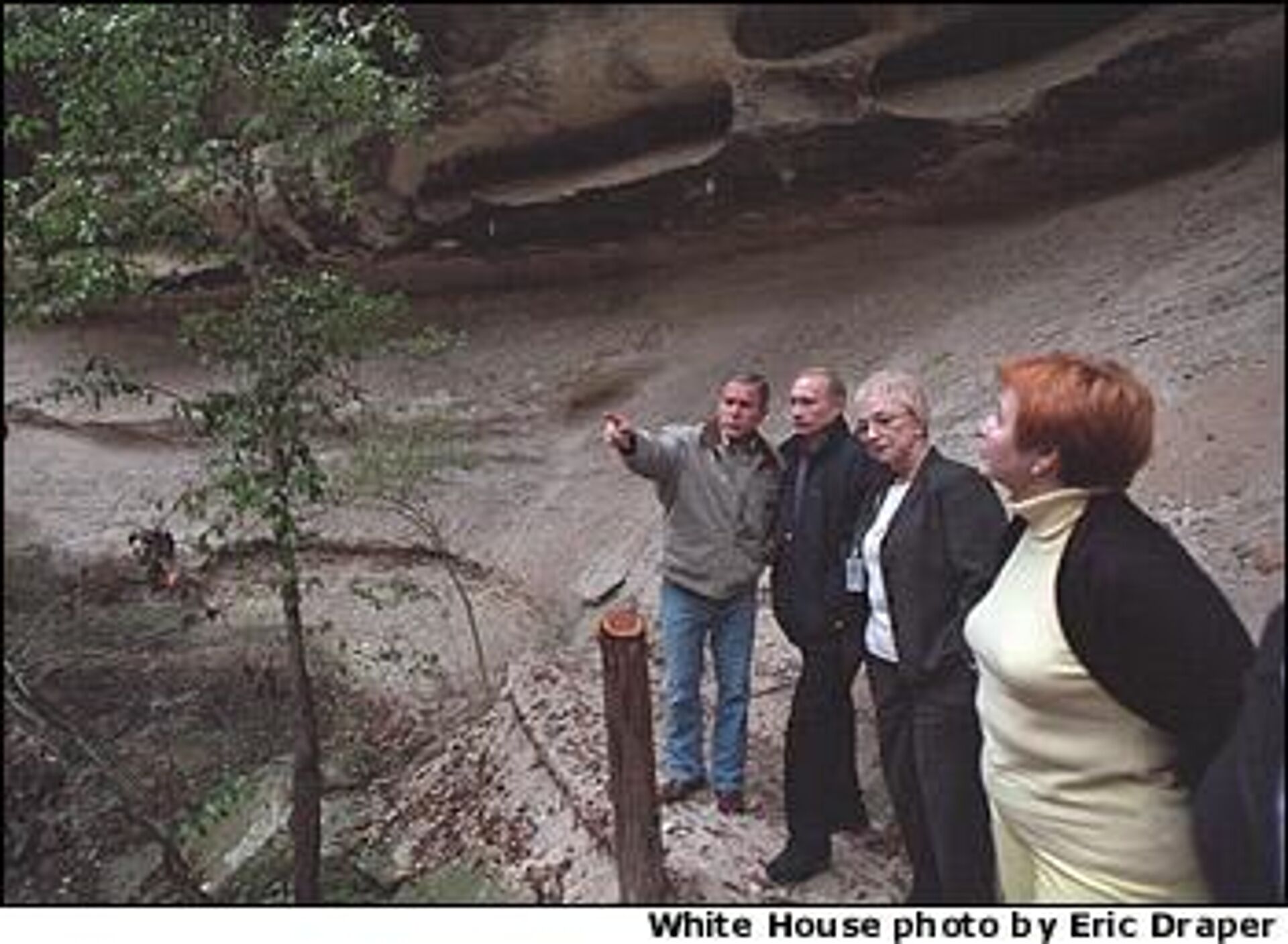 Screenshot of image showing President George W. Bush and Russian President Vladimir Putin touring a canyon and waterfall at the Bush Ranch in Crawford, Texas, Wednesday, Nov. 14, 2001. (WHITE HOUSE PHOTO BY ERIC DRAPER). - Sputnik International, 1920, 25.01.2025