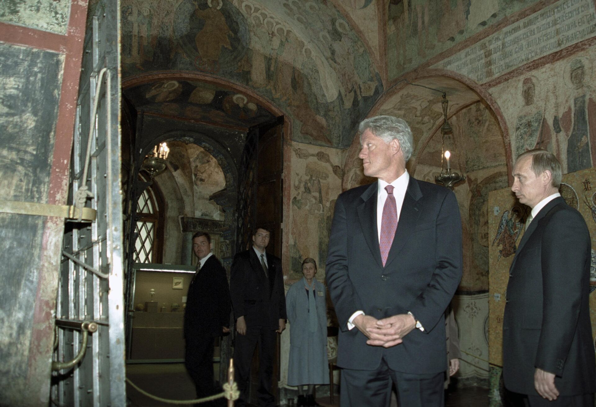 Russian President Vladimir Putin and U.S. President Bill Clinton in the Kremlin's Assumption Cathedral during Russian-U.S. summit in 2000. - Sputnik International, 1920, 25.01.2025