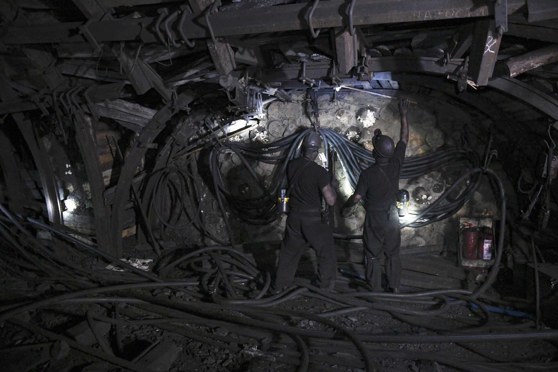 Miners mine coal near the town of Torez, in the Donetsk People's Republic, Russia. - Sputnik International, 1920, 26.01.2025