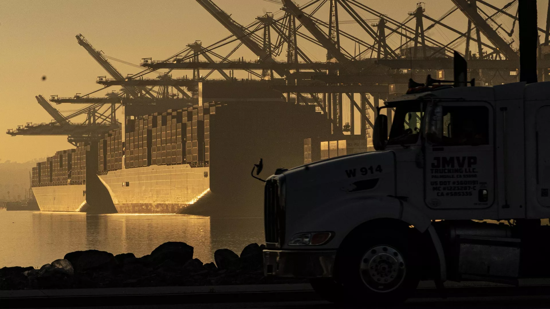 FILE - A truck arrives to pick up a shipping container near vessels moored at Maersk APM Terminals Pacific at the Port of Los Angeles. - Sputnik International, 1920, 26.01.2025